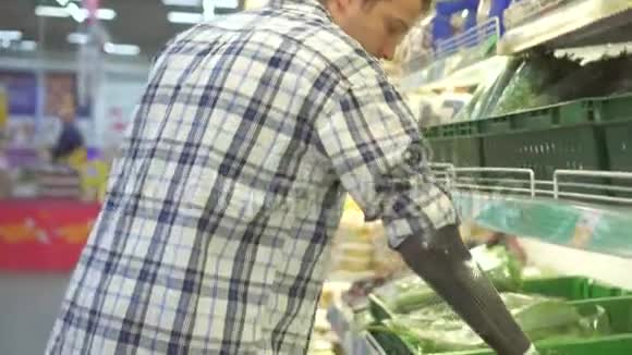 在超市里戴网络假肢的年轻人视频的预览图