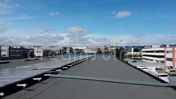 在罗马的一个工业仓库上方升起的无人机视频的预览图