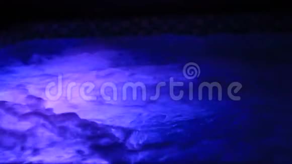 紫色的泡水有照明的浴缸视频的预览图