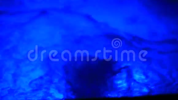 紫色的泡水有照明的浴缸视频的预览图