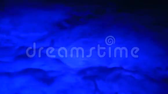 蓝色的泡泡水有照明的浴缸视频的预览图