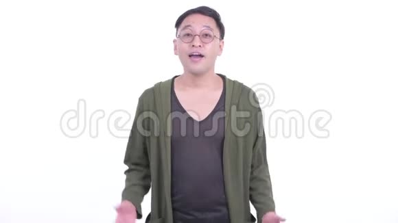 戴眼镜的快乐日本男人视频的预览图
