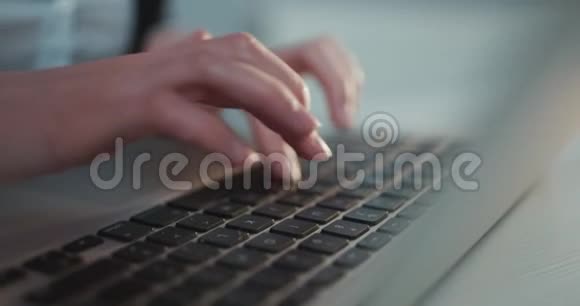女商人在远程办公室完成笔记本电脑的工作女人用手在笔记本键盘上打字成功的业务视频的预览图