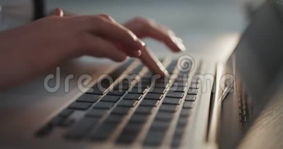 手在电脑键盘上打字移动摄像头商务女性在办公室工作在笔记本电脑上视频的预览图