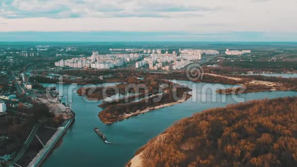 戈梅尔白俄罗斯霍梅尔城市景观秋天傍晚的天际线鸟瞰城市街道的鸟瞰图视频的预览图