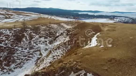在西伯利亚的奥克洪岛上的冬季贝加尔湖上的岩石美丽的自然山冰湖天空视频的预览图