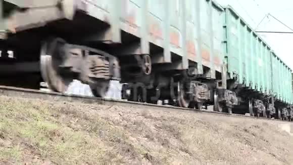 大型货运火车在铁轨上行驶视频的预览图