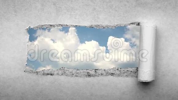 创意时间圈视频快速移动的云在蓝天是可见的洞与撕裂的边缘在格朗格纸视频的预览图