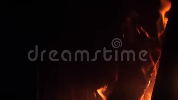 柴火在壁炉里燃烧火焰的红舌视频的预览图