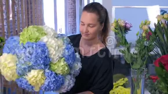 花店里摆着一大束可爱的绣球花视频的预览图