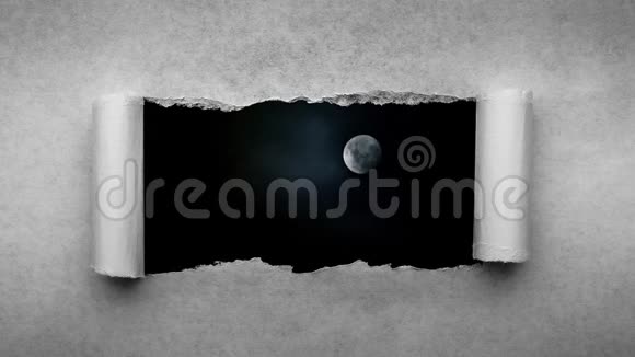 创意时间拍了一段视频在夜空中有一个发光的满月与浮云这是可见的洞在纸上视频的预览图