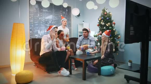 圣诞老人帽子和派对面具的不同朋友在圣诞节做祝酒视频的预览图