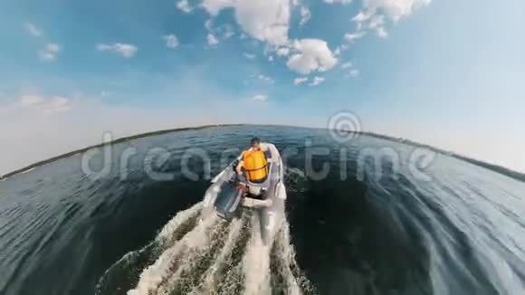 在救生艇上航行的人的背面视频的预览图
