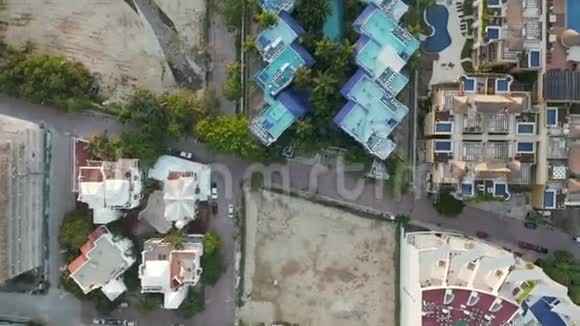 鸟瞰海滩度假加勒比海水浪4k空中视频的预览图