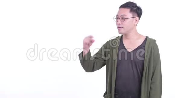快乐的日本男人戴着眼镜伸出手指竖起大拇指视频的预览图