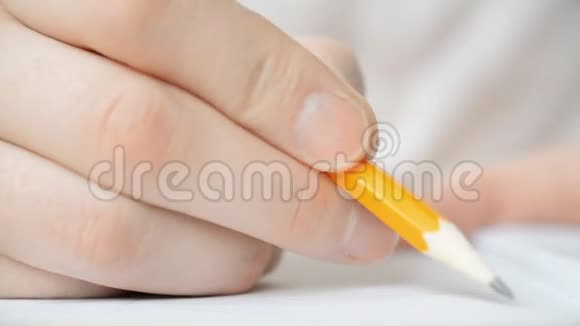 铅笔在笔记本上用中文做笔记视频的预览图