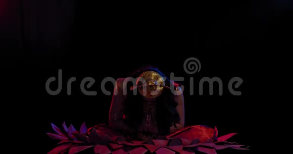 印度女神拉克什米坐在一朵4k大花上抬起头来视频的预览图