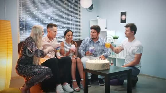 多民族青年在生日聚会上用干冰鸡尾酒制作烤面包视频的预览图