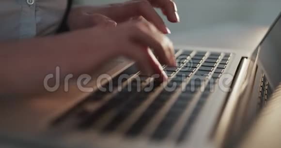 女士手在笔记本电脑键盘上打字商务手触摸打字指向云数据社交网络媒体女商人视频的预览图