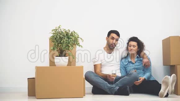 幸福的一对夫妇坐在地板上聊天放大4K视频的预览图