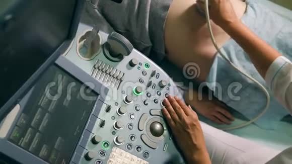 妊娠检查与现代超声机视频的预览图