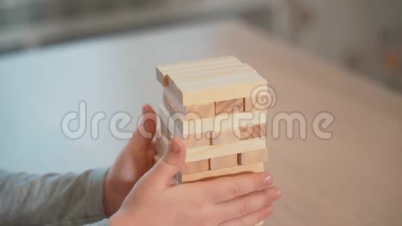 棋盘游戏快乐的小女孩拉木块视频的预览图