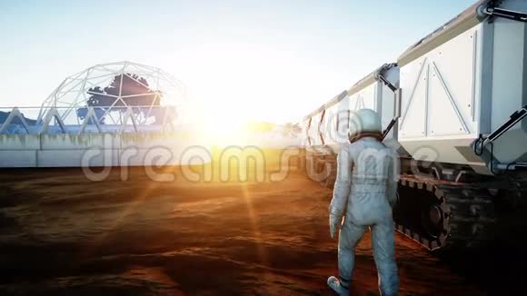 外星人星球上的宇航员和漫游者火星上的火星人科幻概念现实的4k动画视频的预览图