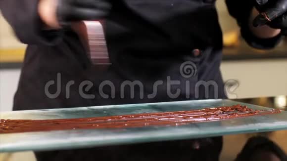 厨师的特写镜头是用鸟巢造型做巧克力甜点视频的预览图