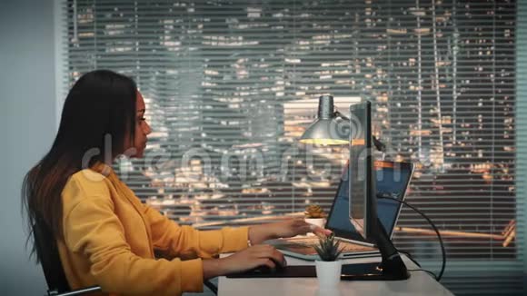 黑女摄影师在电脑上用两个显示器拍摄画面和声音视频的预览图