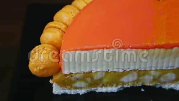杏仁夹层上半个橙色釉面芝士蛋糕的特写全景视频的预览图
