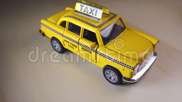 黄色复古纽约城市出租车模型视频的预览图