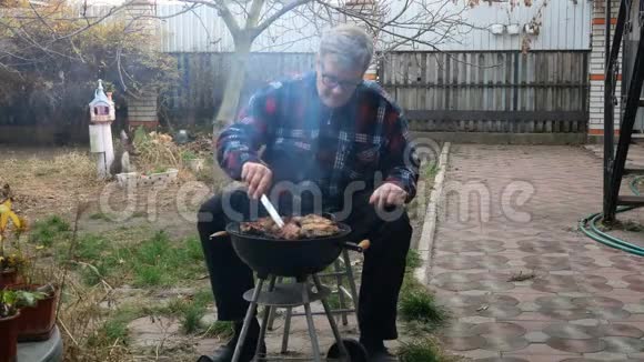 老人在自家后院烧烤时吃肉人的现实生活观念中期计划视频的预览图