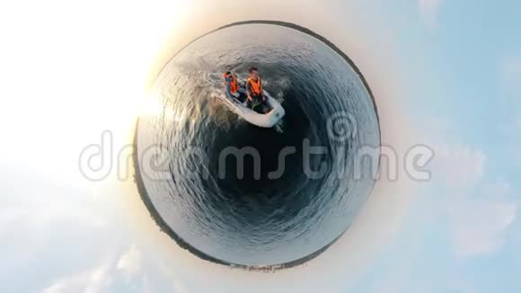 两个人乘汽艇在一个圆形的视野中过河视频的预览图