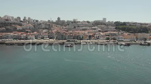 4kDrone航空飞越Douro河向Gaia方向飞行显示了Porto和各种p对面的天际线和城市景观视频的预览图