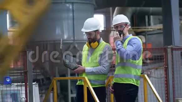 工厂设施的专业工厂工人人们在砖厂工作使用笔记本电脑视频的预览图