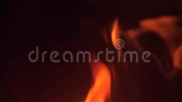 柴火在壁炉里燃烧火焰的红舌视频的预览图