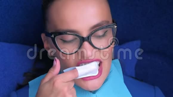 女人用专用餐巾擦牙用棉棒擦口红视频的预览图