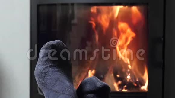 用红色的火焰在壁炉旁温暖双腿视频的预览图