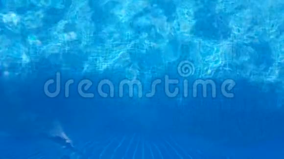 游泳池马赛克底部的病因像海水一样波纹并以波浪为背景流动运动和放松视频的预览图