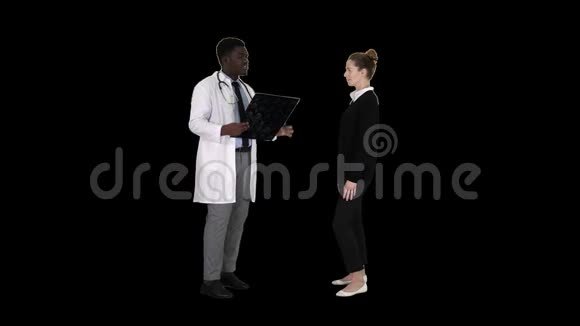 医生给病人看X光检查结果然后病人离开通道视频的预览图
