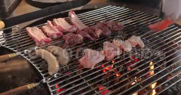 在格子上有一个烤架腌肉排骨香肠木桩赤焰红煤烟木柴手视频的预览图