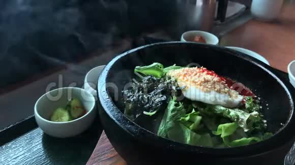 韩国热石烹饪视频的预览图