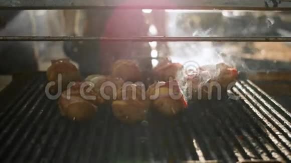 烤土豆配火腿在户外准备厨师在后院做饭视频的预览图