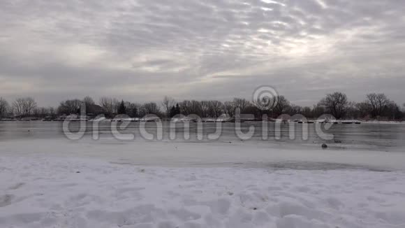 一个人在滑滑的冰原上行走视频的预览图