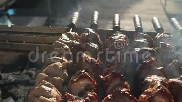 在户外烹饪的什什烤肉串用火腿和奶酪烤土豆视频的预览图