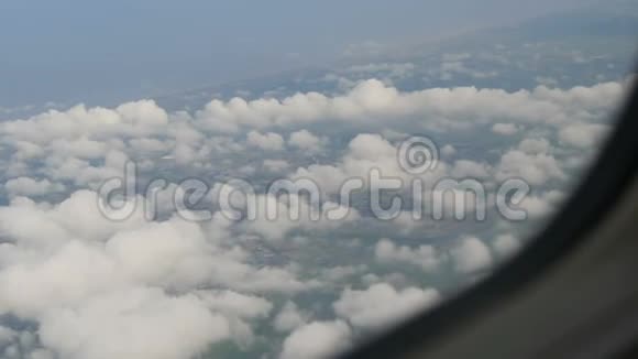 飞机飞过荷兰的城市绿色的田野五颜六色的郁金香从云层上方的荷兰视频的预览图