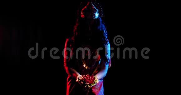 穿着国装的神秘印度女人手里拿着一朵花视频的预览图