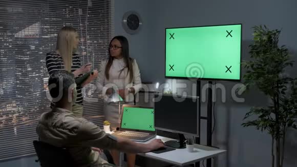 多种族设计师团队讨论绿色屏幕和电脑显示器上个人内容的三维模型视频的预览图