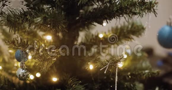 一个女人的手附着圣诞装饰品的特写镜头视频的预览图