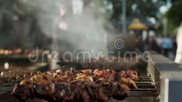 在户外烤串上准备什什烤肉串厨师外面煮肉视频的预览图